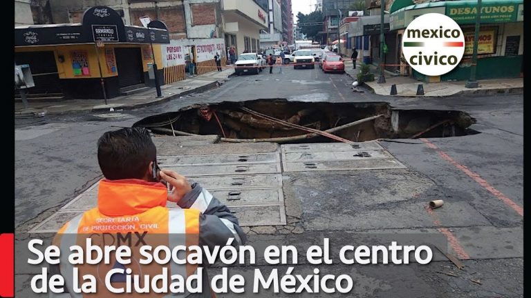 O gaură uriaşă s-a căscat în centrul capitalei Mexicului în urma ploilor torenţiale