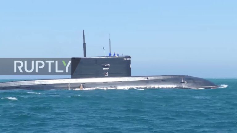 Armata rusă ‘se joacă’ prin Marea Neagră cu un submarin denumit de NATO ‘gaura neagră’