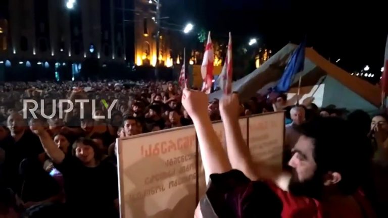 Confruntări violente în faţa Parlamentului din Georgia. Poliţiştii au tras cu gloanţe de cauciuc!