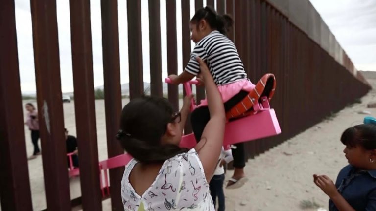 Zidul de la frontiera SUA cu Mexicul a fost ‘SPART’ de balansoare roz