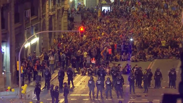 Avertismentul MAE pentru români după izbucnirea violențelor la Barcelona