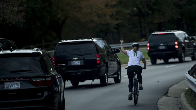 Femeia care l-a salutat cu degetul mijlociu pe Trump a câştigat alegerile locale din Virginia