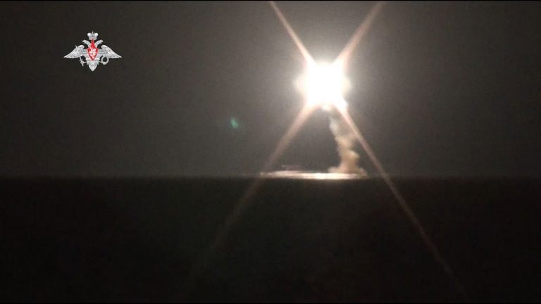 Ruşii se laudă cu noua lor rachetă hipersonică, trasă de pe un submarin