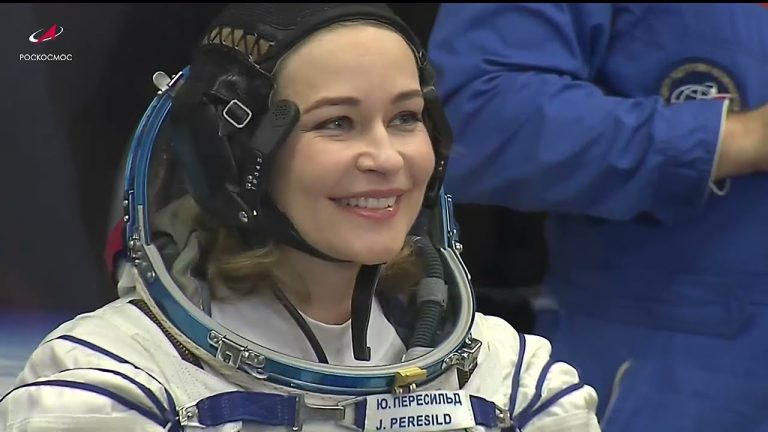 Un echipaj rusesc, un regizor şi o actriţă, se pregătesc să andocheze pe ISS