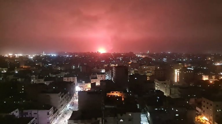 Israelul BOMBARDEAZĂ Fâşia Gaza