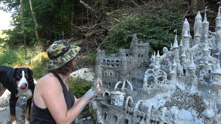 Un artist elveţian a modelat un castel extins pe malul unui râu secat
