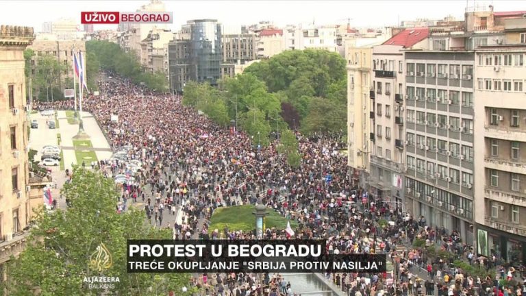 Zeci de mii de sârbi au ieşit din nou la proteste pe străzile Belgradului