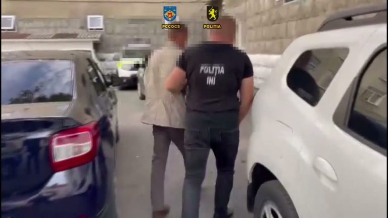 VIDEO – S-a dat drept angajat al unei bănci și a estorcat 100 000 lei de la un bătrân