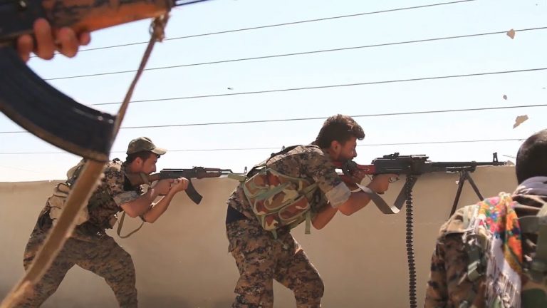Capitala Statului Islamic la un pas să cadă. Lupte violente de stradă în Raqqa între jihadiști și kurzi
