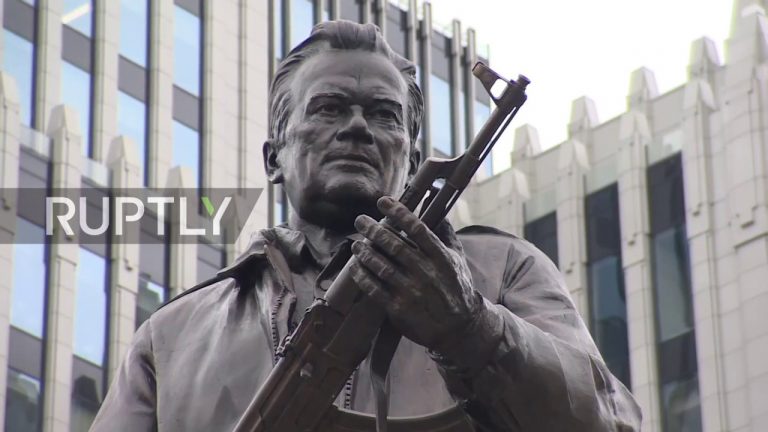 Greșeală de PROPORȚII. Statuia celebrului Mihail Kalașnikov a fost modificată la doar o săptămână de la dezvelire din cauza armei