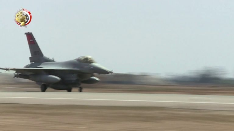 Aviaţia militară egipteană a distrus opt vehicule de teren suspectate de contrabandă cu arme din Libia