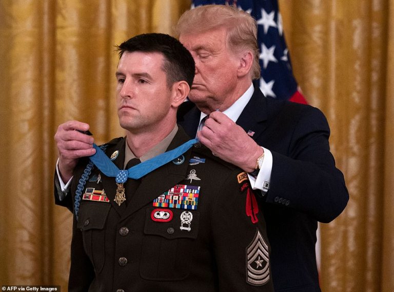 Trump a decorat cu ‘Medalia de Onoare’ primul membru în viaţă al unui pluton de comando