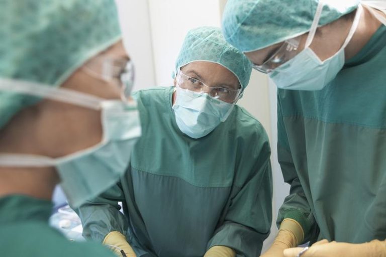 VIDEO/ Un chirurg i-a dat trei pumni unei paciente în timpul operației