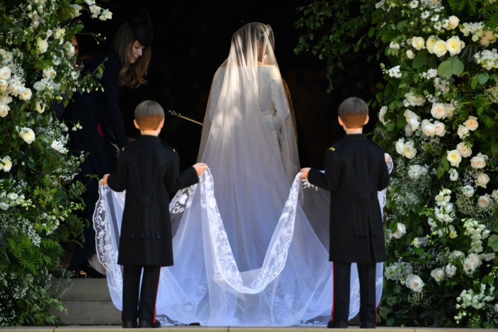 Nuntă Regală: Meghan Markle a sosit la capela St. George în rochie simplă. Ea a păşit spre altar la braţul prinţului Charles