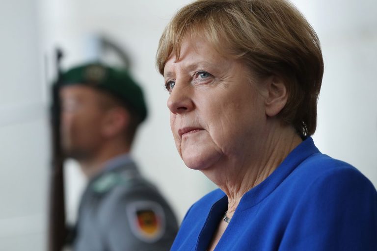 Nu trebuie să acceptăm niciun conflict armat, avertizează Merkel, în deschiderea Forumului Păcii de la Paris