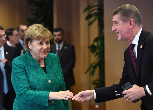 Distribuirea corectă de refugiaţi în UE rămâne ”un subiect critic”, după întâlnirea Merkel-Babis de la Berlin