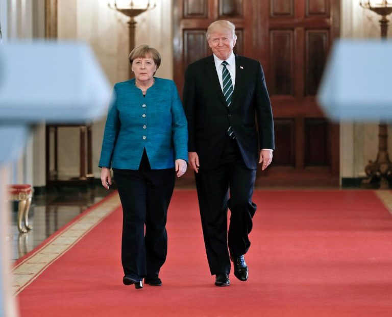 Angela Merkel a fost primită la Casa Albă de Donald Trump cu un sărut pe fiecare obraz