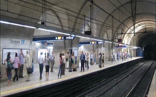 Un italian a acuzat de tentativă de omor după ce a împins o femeie sub un tren de metrou