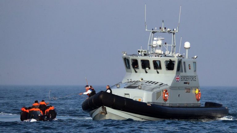 O navă cargo sub pavilion turcesc cu circa 400 de migranţi la bord, salvată de garda de coastă greacă