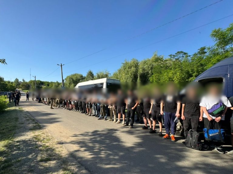 VIDEO La Odesa, polițiștii de frontieră au reținut un număr RECORD de bărbați care „au vrut” să intre ilegal în Moldova