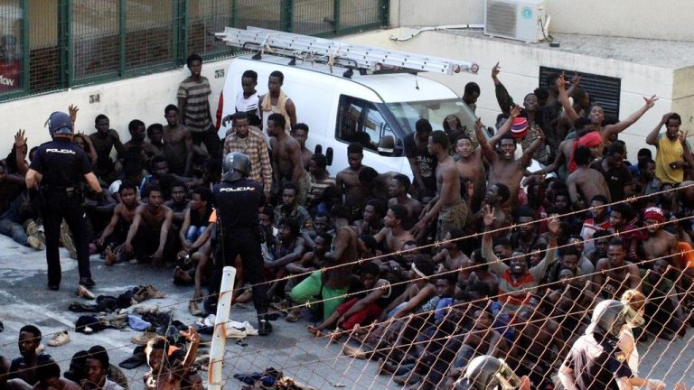 Peste 600 de migranţi africani au intrat din Maroc în enclava spaniolă Ceuta, luând cu asalt gardul dublu din sârmă ghimpată