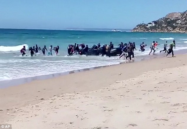 Peste 30 de migranţi ilegali au debarcat pe o plajă spaniolă sub privirile turiștilor