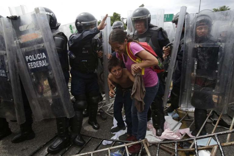 Mii de imigranţi au pătruns pe teritoriul mexican după ce au rupt un gard de la graniţa cu Guatemala