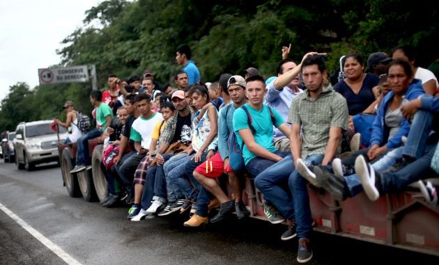 Sute de migranţi au ajuns în Tijuana, la graniţa cu SUA