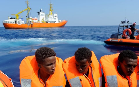 60 de migranţi au fost salvaţi în largul coastelor libiene
