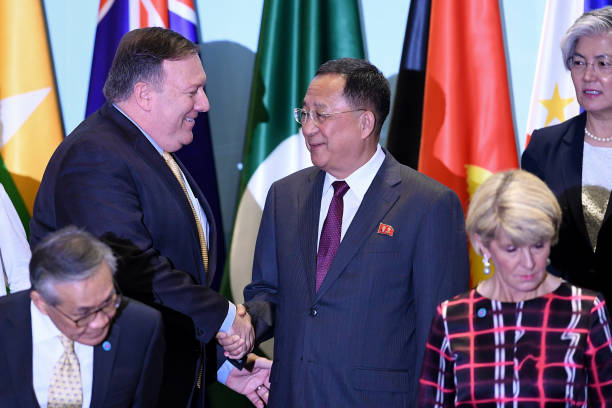 Singapore: Secretarul de stat american Mike Pompeo şi ministrul de externe nord-coreean şi-au dat mâna