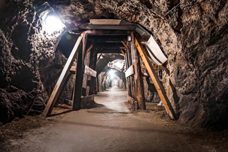 Rusia: Opt dintre cei nouă mineri blocaţi într-o mină au fost evacuaţi