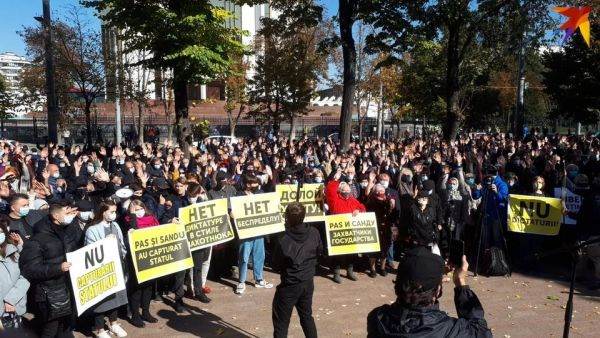 Mii de persoane protestează la Chişinău după arestarea procurorului general Alexandru Stoianoglo