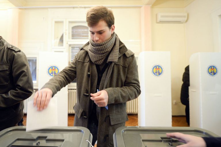 Mai puţin de jumătate din cetăţenii cu drept de vot au participat la alegerile parlamentare din Republica Moldova