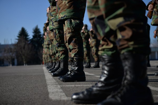 Un militar din Bălţi cerea bani pentru a scăpa un tânăr recrut de armată