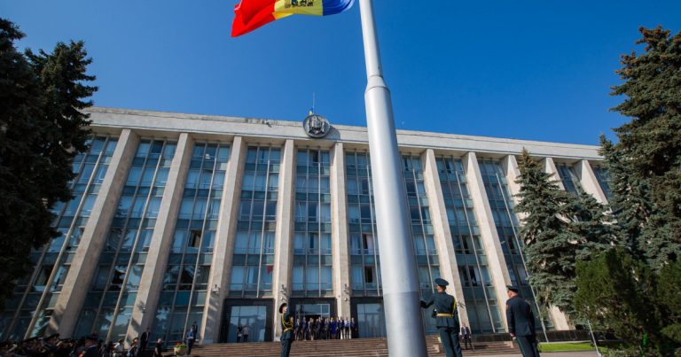 Guvernul va oferi spre privatizare hotelul ‘Zarea’ și fabrica de sticlă din Chișinău