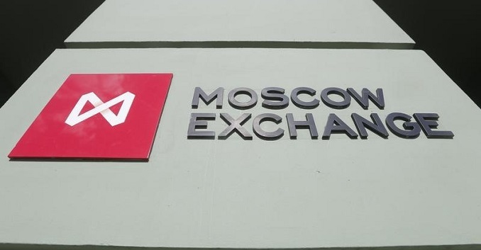Principalul indice al bursei din Moscova a atins vineri maximul ultimelor trei luni; rubla a scăzut la 61 de unităţi pentru un dolar