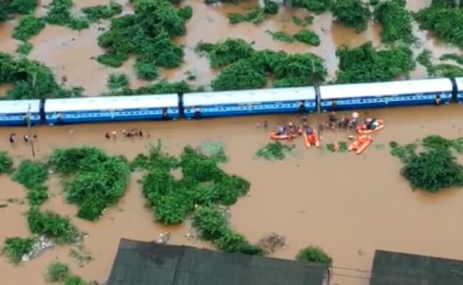 VIDEO – Sute de pasageri ai unui tren blocat de inundaţii, salvaţi cu ajutorul elicopterelor în apropiere de Mumbai