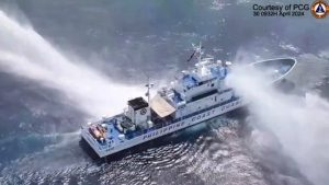 FOTO Momentul în care Paza de Coastă chineză atacă nave filipineze. „Erau atât de aproape încât le vedeam fețele” 2 nava 1