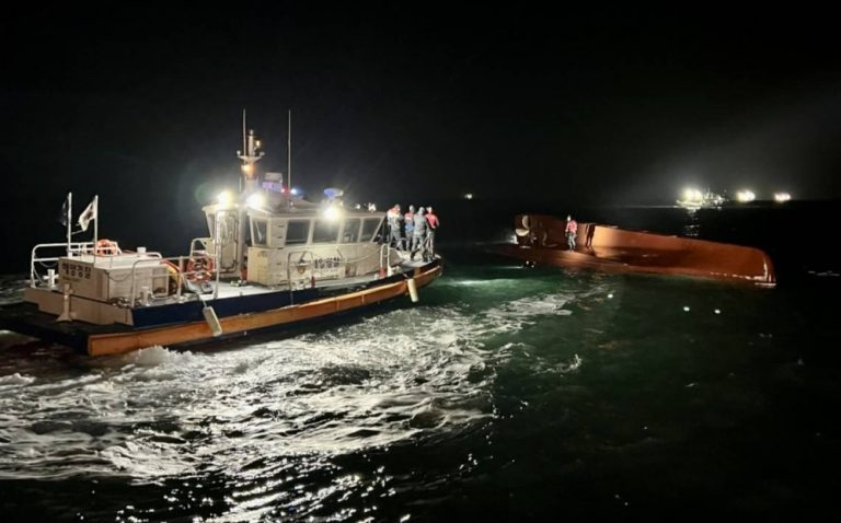 Nouă persoane au fost date dispărute după răsturnarea unei ambarcaţiuni de pescuit în largul Coreei de Sud