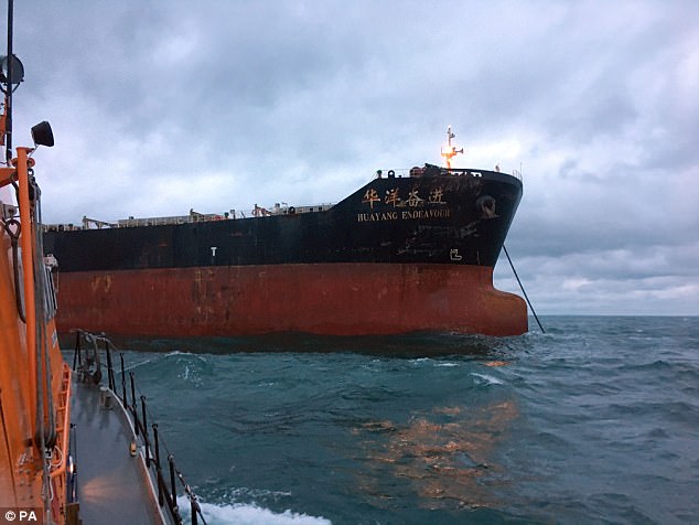 Explozie la bordul petrolierului iranian ca urmare a unei coliziuni cu un cargo chinez în largul coastei de est a Chinei
