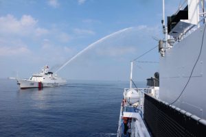 FOTO Momentul în care Paza de Coastă chineză atacă nave filipineze. „Erau atât de aproape încât le vedeam fețele” 3 nava1