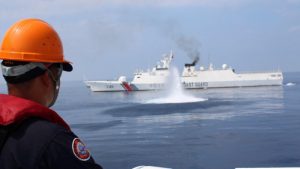 FOTO Momentul în care Paza de Coastă chineză atacă nave filipineze. „Erau atât de aproape încât le vedeam fețele” 1 nava2