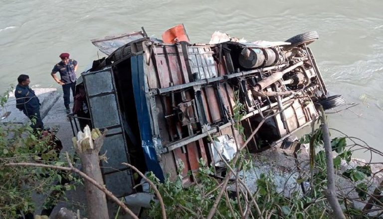 Cel puţin 17 persoane au murit într-un accident de autobuz în Nepal