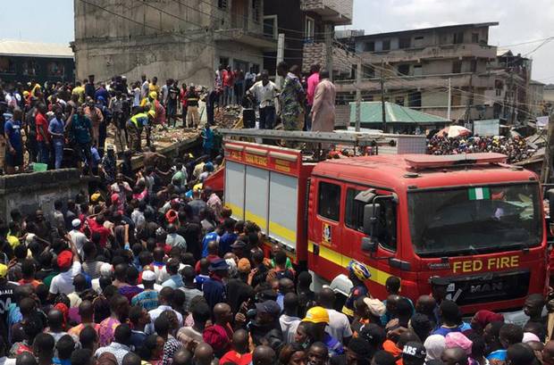 Peste 100 de persoane, între care copii, prinse sub dărâmături după prăbuşirea unei clădiri în care se afla o şcoală în orașul nigerian Lagos