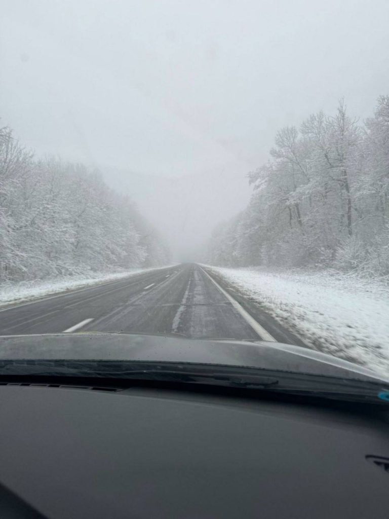 Ninge peste Moldova ca în plină iarnă