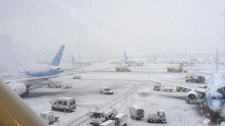 Marea Britanie : Zboruri anulate și drumuri închise din cauza ninsorilor