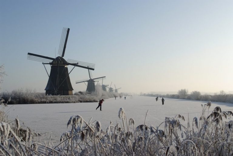 Olanda : COD ROȘU din cauza ninsorilor. Aeroportul Schiphol din Amsterdam închis