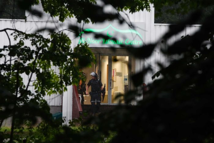 Presupusul atacator de la o moschee din Norvegia refuză să răspundă la întrebările poliţiştilor