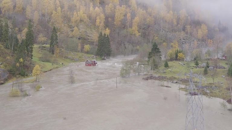 Zeci de persoane evacuate din cauza inundaţiilor în centrul şi vestul Norvegiei