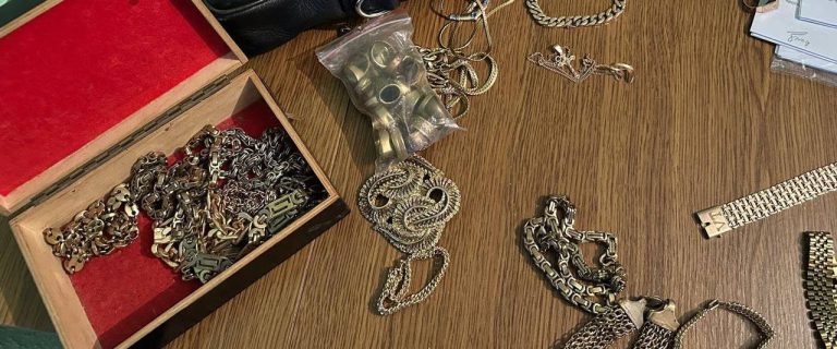 Percheziții într-un dosar de contrabandă cu obiecte din metale prețioase, în valoare de peste 1,5 milioane lei